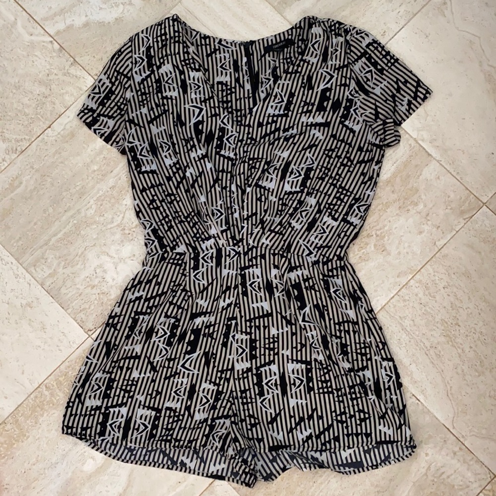 Forever 21 Neutral Abstract Romper (S) 📐